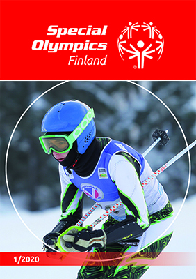 Lehden 1/2020 kansikuva: Alppihiihtäjä laskettelee kyyryssä alas rinnettä Special Olympics -kisaliivissä, kypärässä ja laskulaseissa.